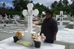 Visite du Président au cimetière ou se repose sa MAMAN